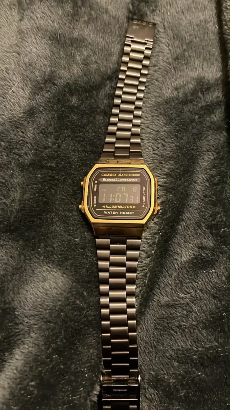 Reloj digital Casio vintage dorado y negro