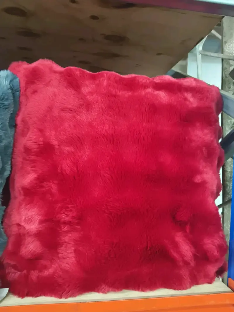 Cojín decorativo de felpa en varios colores - 1