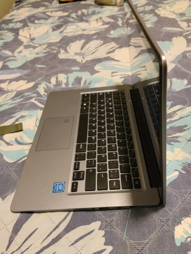 Laptop Tagitech con Procesador Intel - 2