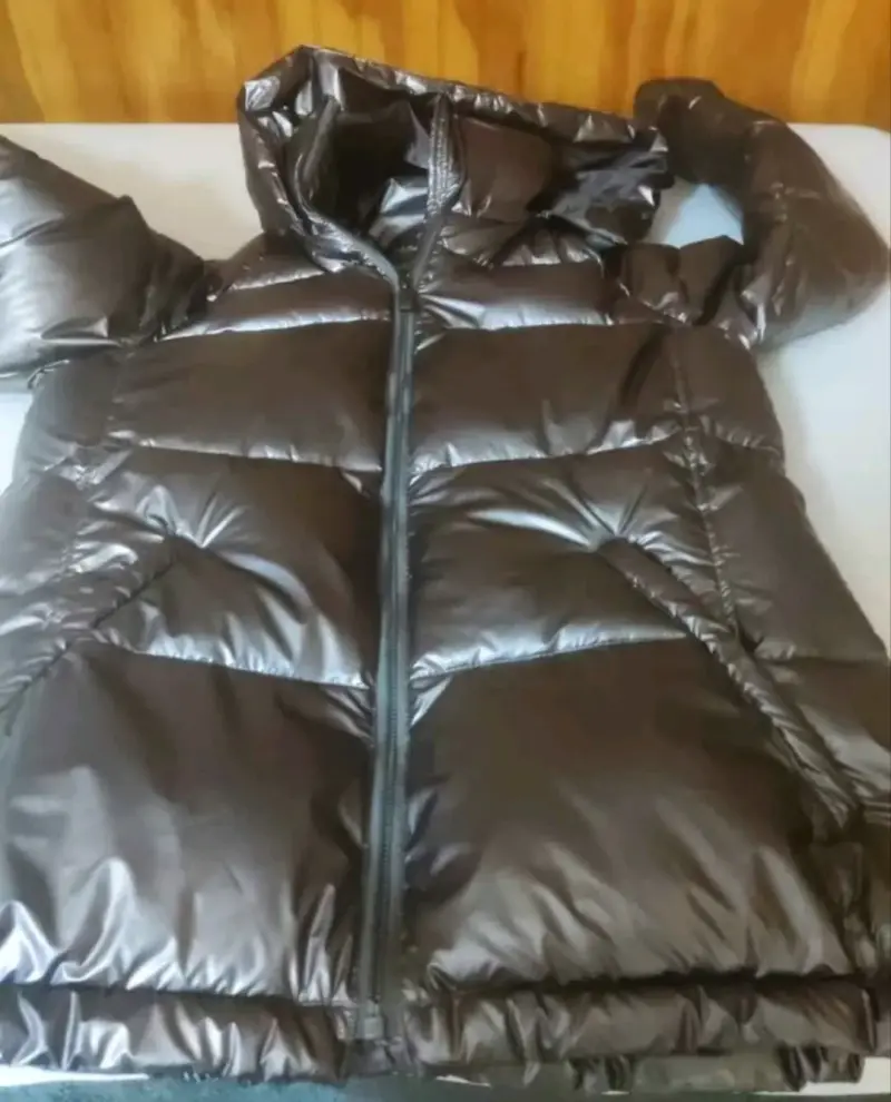 Chaqueta gris acolchada con capucha
