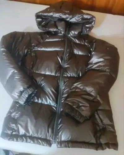 Chaqueta gris acolchada con capucha - miniatura 2