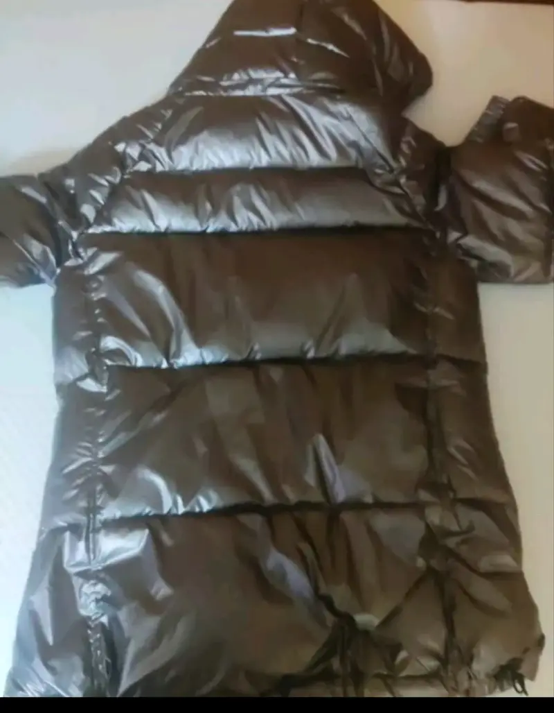 Chaqueta gris acolchada con capucha - 4