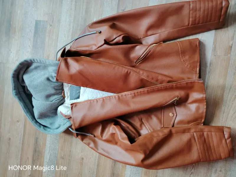 Chaqueta de cuero sintético marrón con capucha - 1
