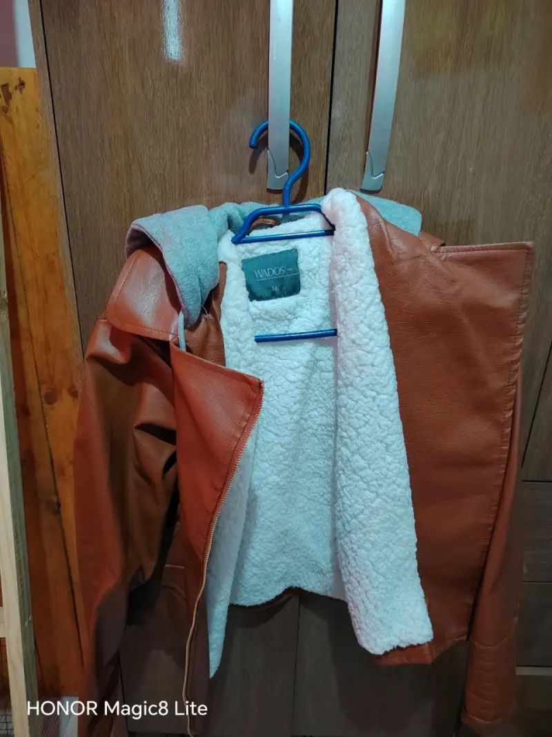 Chaqueta de cuero sintético marrón con capucha - 2