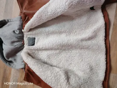 Chaqueta de cuero sintético marrón con capucha - miniatura 3