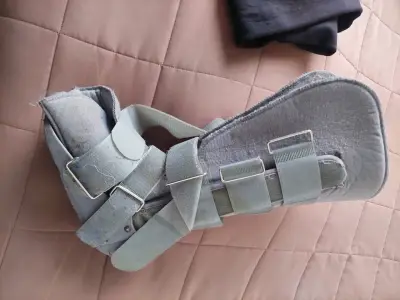 Bota ortopédica gris con velcro ajustable - miniatura 1