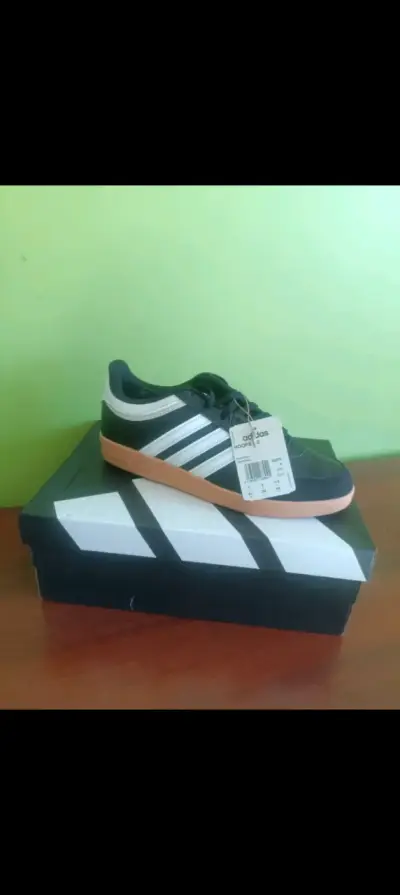 Zapatillas hombre Adidas Hoops 3.0 negras y blanca - miniatura 1