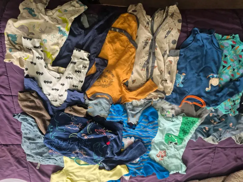 Lote de ropa infantil variada con estampados divertidos