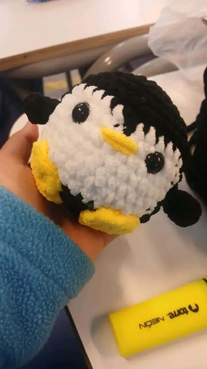 Peluche de pingüino tejido a mano - 1