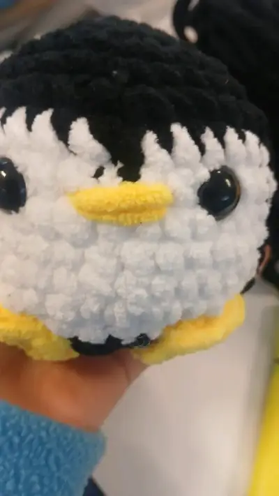 Peluche de pingüino tejido a mano - miniatura 6