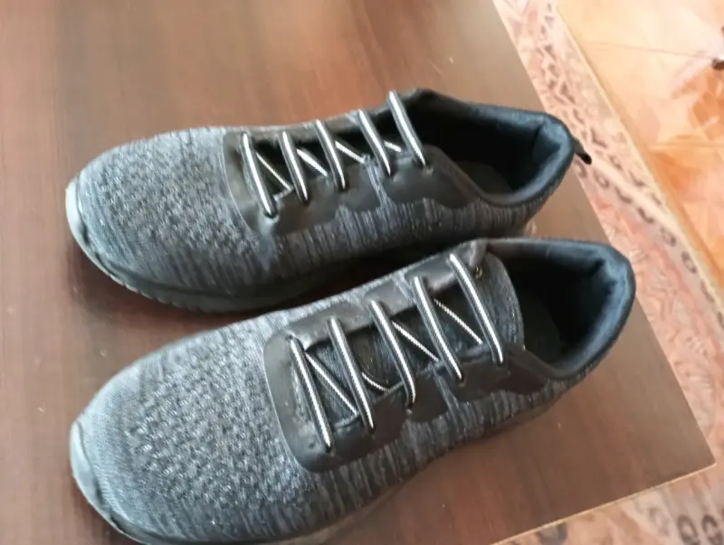 Zapatillas deportivas grises para mujer con diseño casual - 4