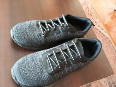 Zapatillas deportivas grises para mujer con diseño casual - miniatura 4