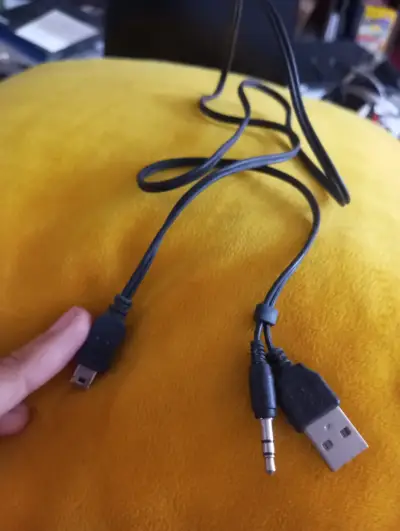Cable USB a Mini USB con conector de audio - miniatura 1