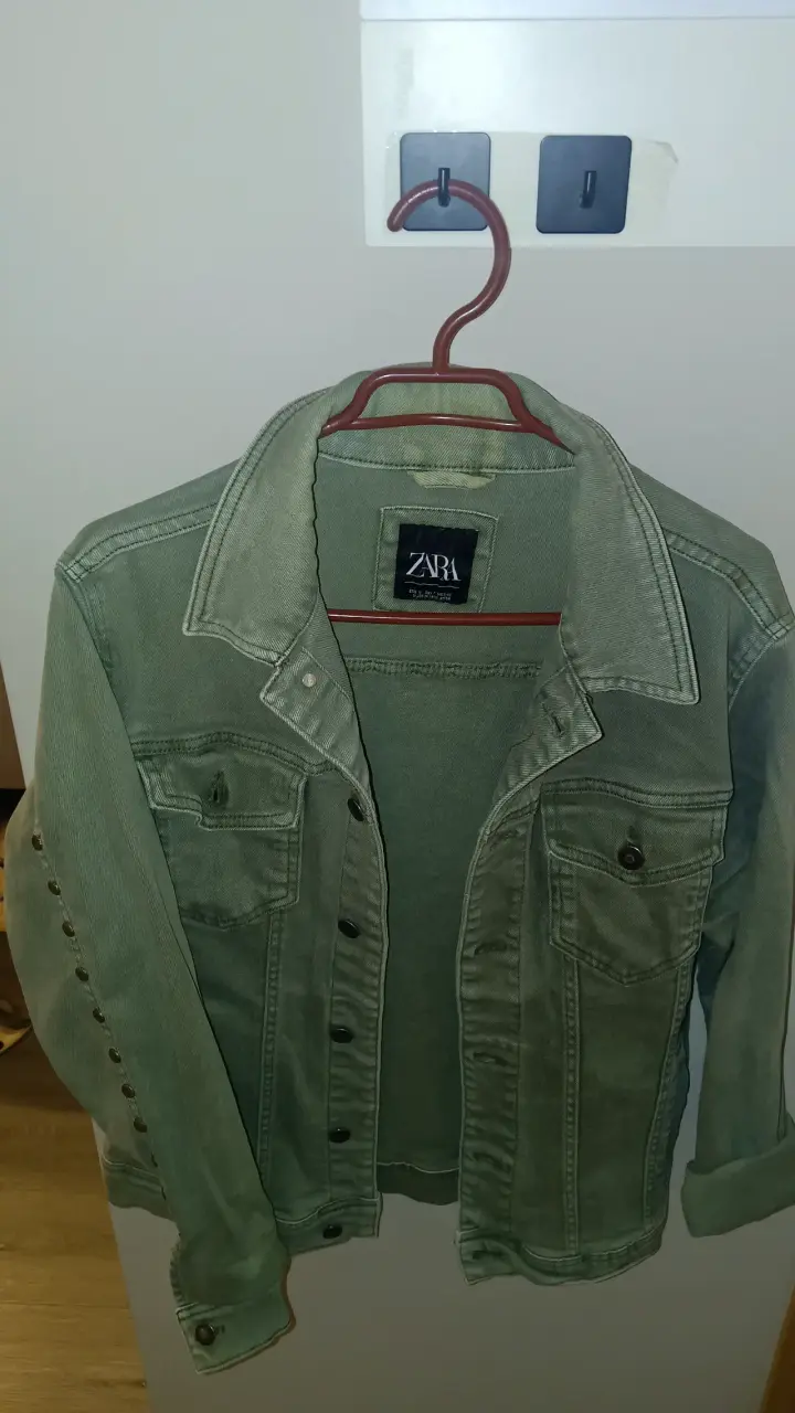 Chaqueta de mezclilla verde Zara con botones