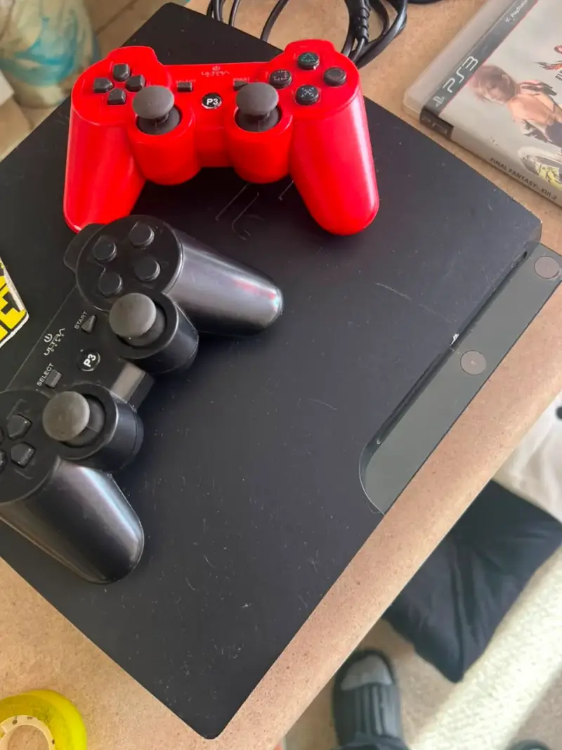 Consola PS3 con dos controles y juegos incluidos - 1