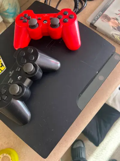 Consola PS3 con dos controles y juegos incluidos - miniatura 1