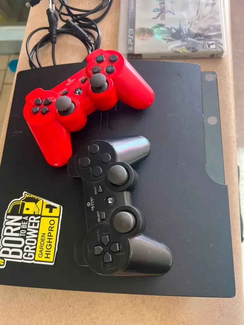 Consola PS3 con dos controles y juegos incluidos - 2