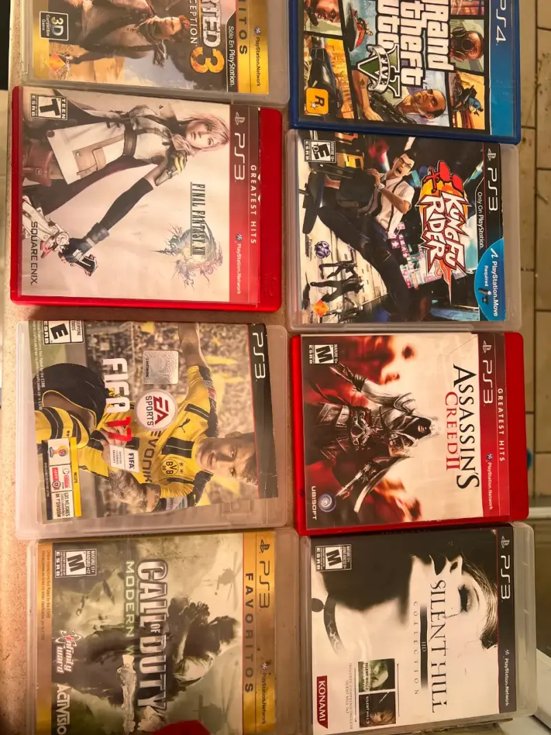 Consola PS3 con dos controles y juegos incluidos - 3