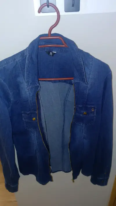 Chaqueta de mezclilla azul con cierre Guess - miniatura 1