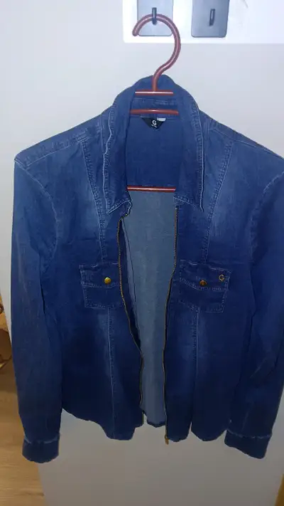 Chaqueta de mezclilla azul con cierre Guess - miniatura 2