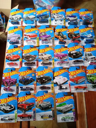 Lote de 28 Autos Hot Wheels nuevos - miniatura 2