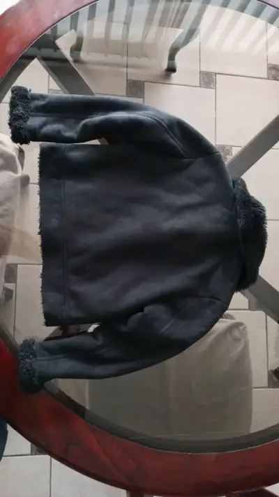 Chaqueta negra con forro de peluche Barbie - miniatura 3