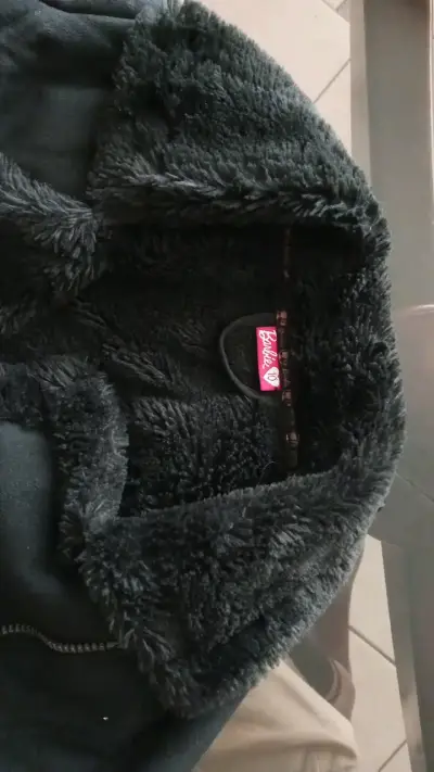 Chaqueta negra con forro de peluche Barbie - miniatura 4