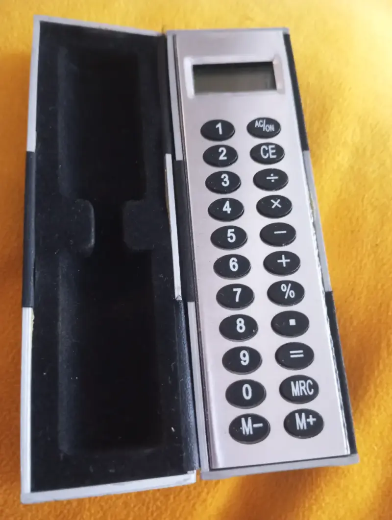 Calculadora portátil con estuche metálico - 1