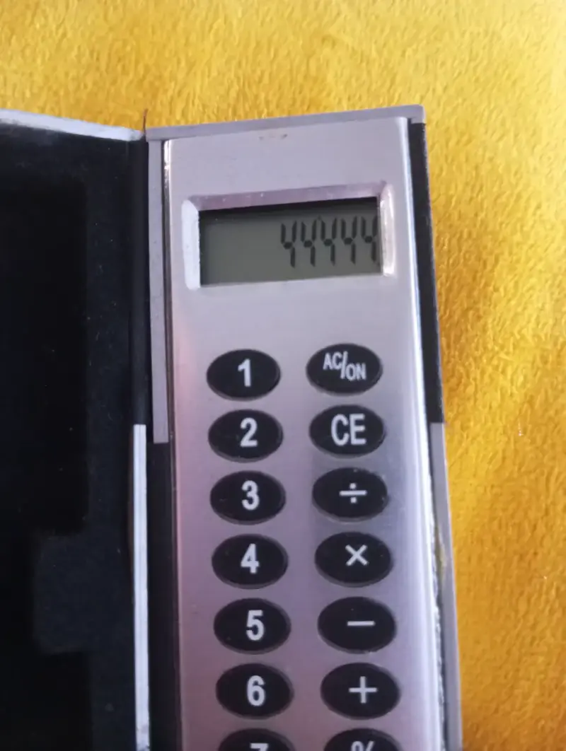 Calculadora portátil con estuche metálico - 2