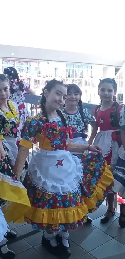 Vestido folclórico infantil con delantal - miniatura 1