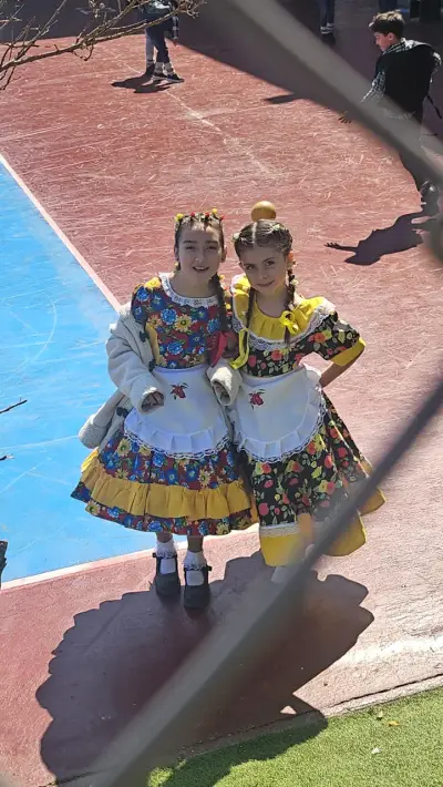Vestido folclórico infantil con delantal - miniatura 2