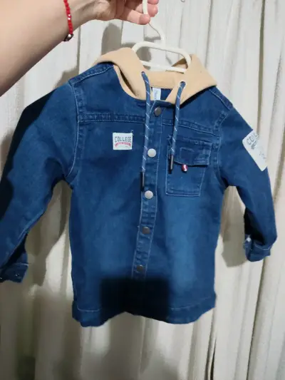 Chaqueta de mezclilla para niño con capucha - miniatura 1
