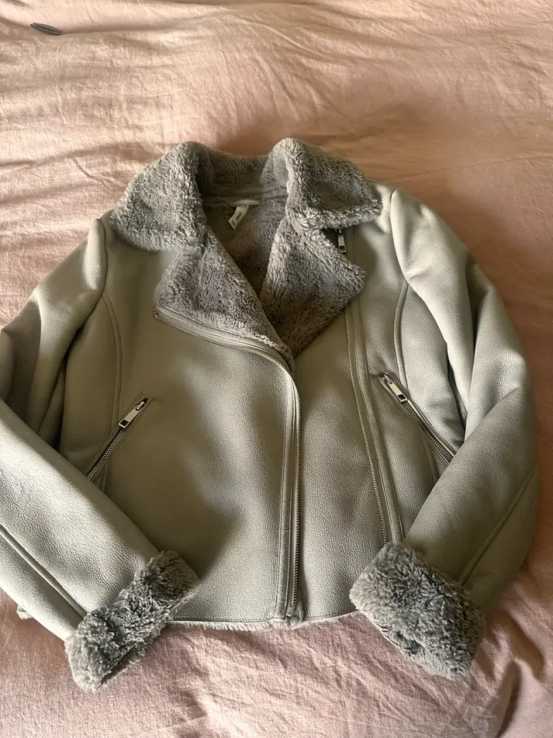 Chaqueta de mujer con forro de piel sintética gris - 1
