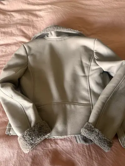 Chaqueta de mujer con forro de piel sintética gris - miniatura 2
