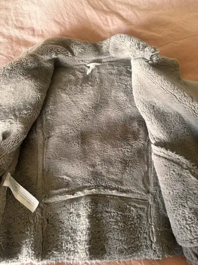 Chaqueta de mujer con forro de piel sintética gris - miniatura 4