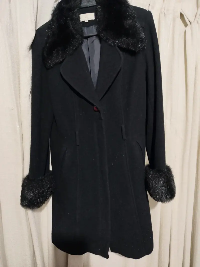 Abrigo negro con cuello de piel sintética para mujer - 1