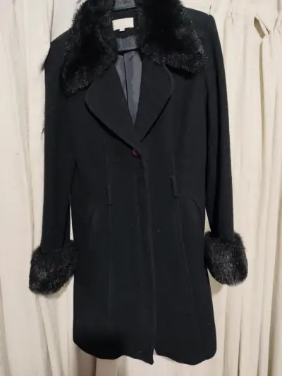 Abrigo negro con cuello de piel sintética para mujer - miniatura 1