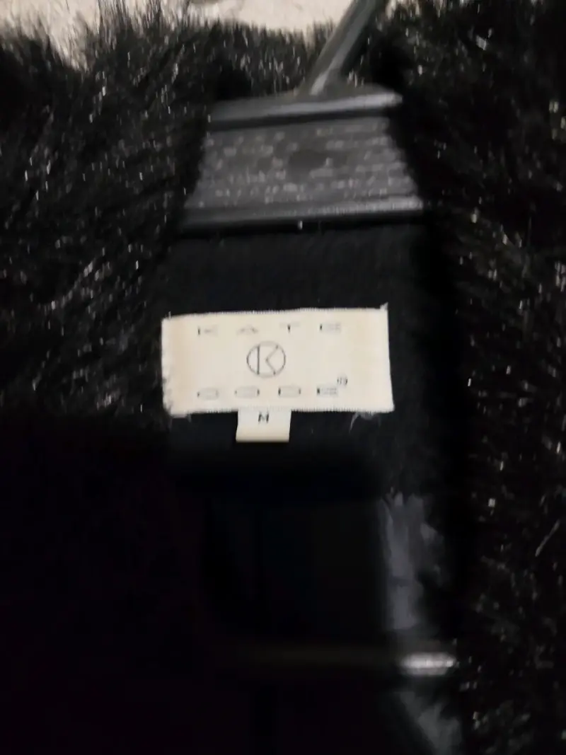 Abrigo negro con cuello de piel sintética para mujer - 2