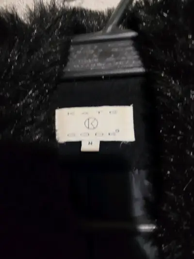 Abrigo negro con cuello de piel sintética para mujer - miniatura 2