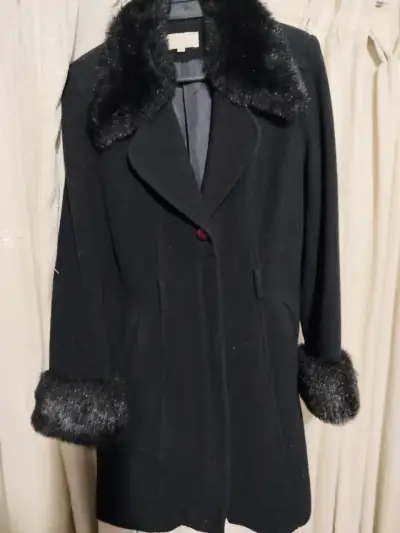 Abrigo negro con cuello de piel sintética para mujer - miniatura 3