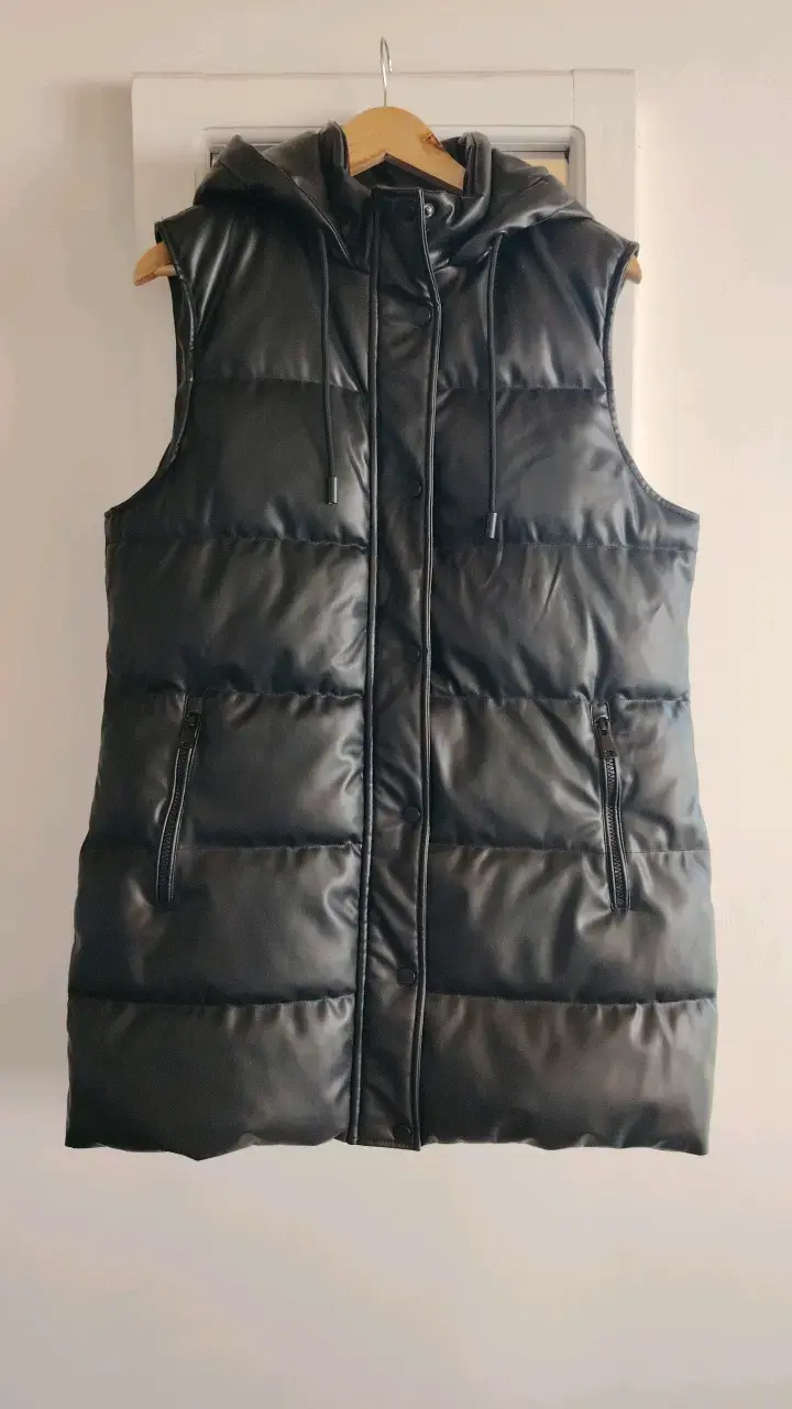 Chaqueta sin mangas eco cuero negro con capucha