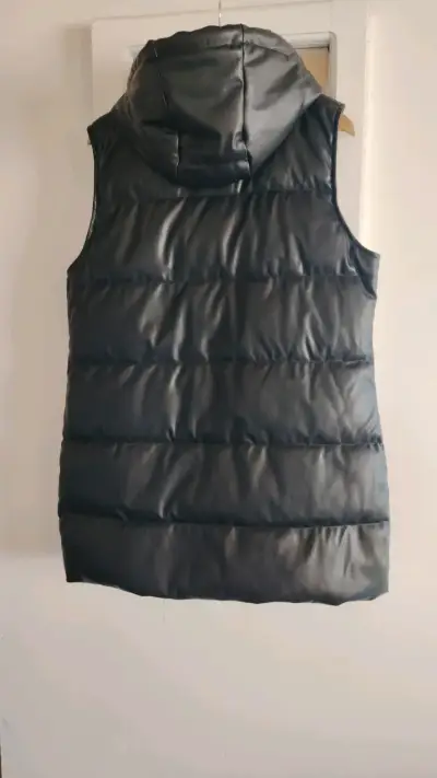 Chaqueta sin mangas eco cuero negro con capucha - miniatura 2