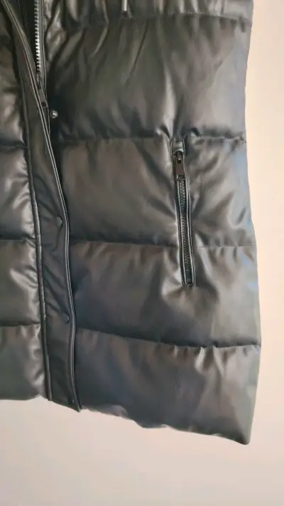 Chaqueta sin mangas eco cuero negro con capucha - miniatura 4