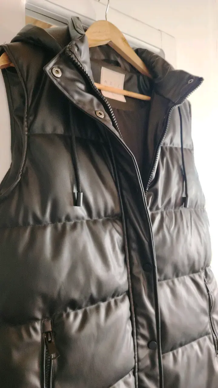 Chaqueta sin mangas eco cuero negro con capucha - 5