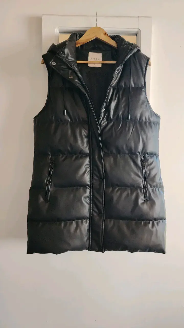 Chaqueta sin mangas eco cuero negro con capucha - 6
