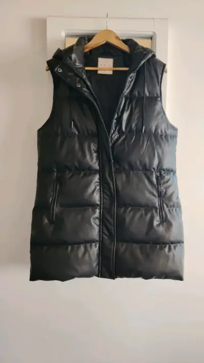 Chaqueta sin mangas eco cuero negro con capucha - miniatura 6