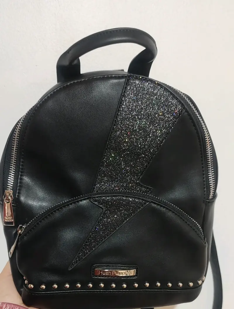 Mochila negra con diseño de rayo y brillo - 1