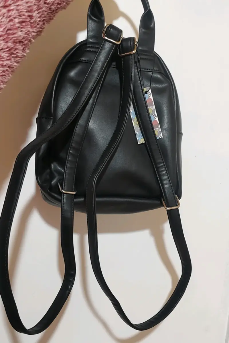 Mochila negra con diseño de rayo y brillo - 2