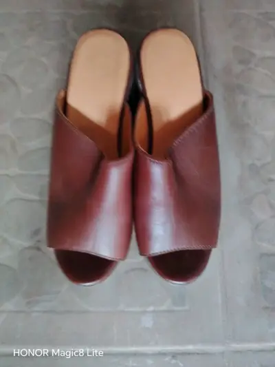 Suecos  de cuero  marrón para mujer - miniatura 1