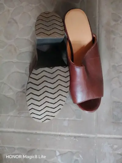 Suecos  de cuero  marrón para mujer - miniatura 2